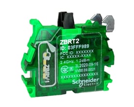 Nærbillede af Schneider Electric ZBRT2 senderens mærkning, der viser ID, frekvens og produktionsdato.