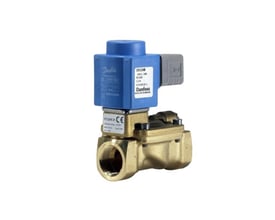 En Danfoss 2/2 vejs magnetventil af messing med blå spole og mærkat, vist isoleret på hvid baggrund.