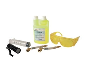 Tecnosystemi sporingsvæskesæt med gul UV-farve, injektor, to adaptere, UV-lampe og gule beskyttelsesbriller på hvid baggrund.