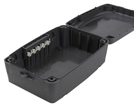 Safety Box Maxi, åben med fokus på det tomme interiør og den integrerede kabelstyring i sort plast.