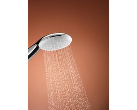 Nærbillede af Grohe Tempesta 110 bruserens hoved, der viser de mange små huller og det flotte kromdesign med vandstråler.