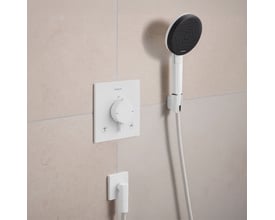 Hansgrohe Raindance Alive S håndbruser i mat hvid med grafit front, monteret på væg ved siden af termostat med Select-knap.