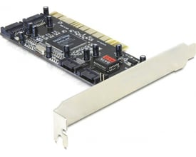 DeLOCK PCI-kontrollerkort med fire interne SATA-porte og RAID-understøttelse, vist skråt med stik og guldkontakter.