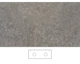 Svedbergs mineralbordplade i kalksten på 121 x 46 cm med grå stenstruktur; skitsen viser dobbelt udskæring og armaturhul.