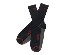 Mascot Kisumu strømper i sort med røde og grå detaljer, fremviser "WINTER" tekst og "MAS" logo i rødt.