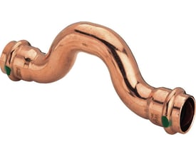 Detaljeret billede af Viega Profipress 15 mm overbøjning i kobber, der viser pressfittingens muffesamlinger.