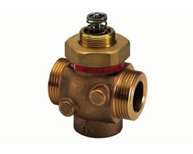 Detaljeret billede af Danfoss VM2-32 sædeventil, viser 2-vejs konfiguration og messing materialet.