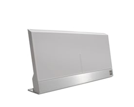Sideprofil af den grå One For All SV 9386 antenne, der viser dens slanke design med en integreret stander.