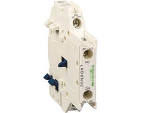 Schneider Electric hjælpeblok LAD8N02 i hvidt plast med blå kontakter og mærkning for ON og NC.