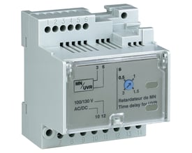 Schneider Electric trykknapaflåsning med underspændingsspole til NW afbrydere, i grå plast med tydelige terminaler og justeringsskala.