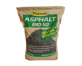 Potmix Asphalt Bio 50 er en 20 kg sæk med reparationsasfalt, der er klar til brug og fremstillet med 50% mindre fossile brændstoffer.