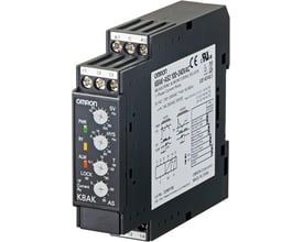Omron K8AK-AS2 kontrolrelæ til strømovervågning, 24V AC/DC, viser skrueterminaler og justeringsknapper til strøm, hysteres og tidsforsinkelse.