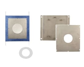 Grohe lækageboks i rustfrit stål med en blå kant, samt to separate monteringsplader og en hvid roset.