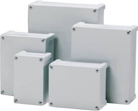 En samling af Fem Fibox Tempo kasser i forskellige størrelser, alle med grå dæksler og synlige skruer i hjørnerne.