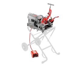 Ridgid Compact 300 gevindskæremaskine monteret på et stativ med hjul, klar til brug med en fodkontakt tilsluttet.