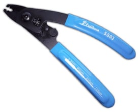 Fujikura SS03 fiberstripper med tre huller til 125, 250 og 900 mikrometer fiber. Blå håndtag med graverede mål.