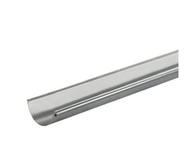 VMZINC BZ-tagrende i zink med åbent, halvrundt profil, set skråt langs den 11-tommers rende på 280 mm.