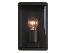 Detaljeret frontbillede af Astro Homefield 160 væglampe med lys, der skinner gennem det klare glas på sort metalbaggrund.