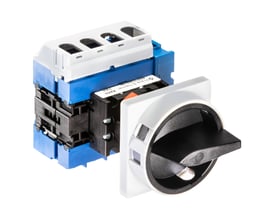 Kraus & Naimer specialafbryder med 4 polet + PE, 63A og frontmonteret SNAP-ON system. Afbryderen har et aflåseligt sort/gråt greb og viser detaljer på den blå og hvide enhed.