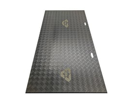 Grå køreplade på 2 meter med skridsikker overflade og udskårne håndtag i hver ende.