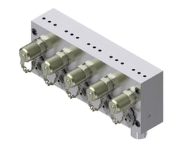 Danfoss MBV 5000 testventil med 5 udtag og 1/4" tilslutning, vist fra oven med kæder til beskyttelse.