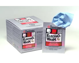 To pakker med Chemtronics Electro-Wash MX rengøringsservietter, én lukket æske og én åben med en blå serviet stukket op.