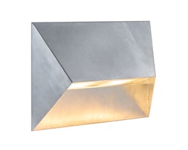 Vinklet billede af Nordlux Pontio 27 udendørs væglampe med lys tændt, fremhæver dens arkitektoniske linjer og mat, galvaniserede finish.