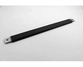 Cubic Cu-flex skinne FB25416T i sort gummi med to metal terminaler med monteringshuller, vist liggende på en hvid baggrund.