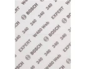 Tæt på overfladen af Bosch EXPERT W480 Web slibeark, der viser gentagne mønstre af 'BOSCH' og '240' printet på det hvide, fleksible materiale.