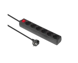 MicroConnect sort 6-stikdåse med 1,5 meter ledning og rød afbryder, vist på hvid baggrund.