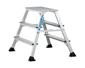 Frontvinkel af Zarges XLstep P arbejdsbuk, der viser dens brede platform på 600 x 300 mm og den solide konstruktion med 2x3 trin.