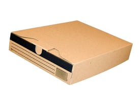 Antalis Master'In A4 arkivæske i brun pap med sorte markeringer og mål 320x245x58mm, præsenteret på hvid baggrund.