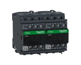 Detaljeret visning af Schneider Electric reverseringskontaktor, fokus på skrueklemmer og mærkater med 24V DC spole og 12A specifikationer.