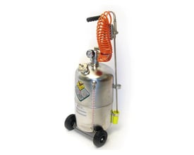 Rustfri tryksprøjte med 24 liters kapacitet og et orange spiralformet slangearrangement på hvid baggrund.