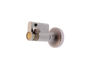 Assa Abloy indbygningscylinder 523 med stålknap og mat krom, vist skråt med cylinderdel og rund betjeningsknap.