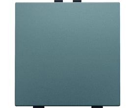 Niko 1-tryk i Alu Steel Grey Coated finish med en mat og let tekstureret overflade, samt to sorte monteringsklips i toppen og bunden.