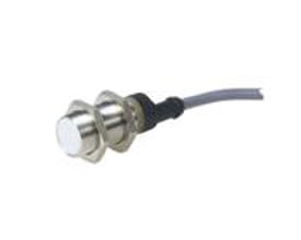Carlo Gavazzi induktivaftaster IA18ESN08UC i kort M18-format med metalhus, kabel og monteringsmøtrikker.