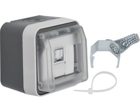 Berker W.1 Cat.6 multimedieudtag i grå og hvid med klaplåg, vist med tilbehør som kabelklemme og strips.