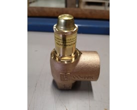 Gøtze sikkerhedsventil i rødgods med messingtop, 3/4" tilgang og 1" afgang, med tysk advarselsetiket.
