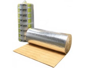 Isover Alu-lamelmåtte med alu-belægning, vist som en rulle isoleringsmateriale lagt på en træplade og en anden uåbnet rulle i baggrunden.