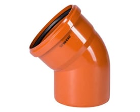 Enkel Ostendorf PVC bøjning til kloakrør, 200 mm i diameter og 45 grader, med orange finish og tydelig gummitætning.