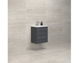 Dansani Mido+ møbelpakke i grå mat finish, 51 cm bred med to skuffer og vask monteret på en lysgrå flisevæg.