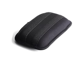 Cleanspace2 tyk nakkepude i sort neopren med tre velcrobånd på forsiden på hvid baggrund.