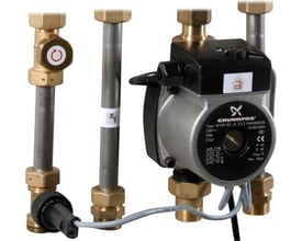 Gemina Termix One Booster pumpe med Grundfos UPS15-60 cirkulationspumpe og messingfittings, viser komponenter til fjernvarme.