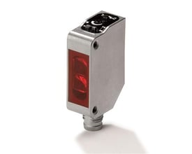 Omron fotoaftaster, diffus model med metalhus, M8 konnektor og synligt rødt lys på hvid baggrund.