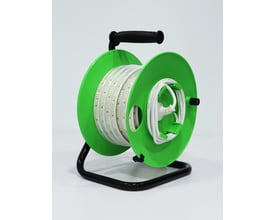 Bandit LED strip på 15 meter, 4200K, 1500 lumen/m, præsenteret på en grøn tromle med sort stativ og håndtag.