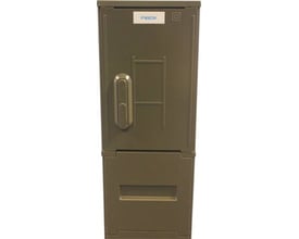 Fibox gadeskab med sokkel, model STCP 10684, i mørkegrøn RAL 6014 med RAL 7015 sokkel og synlig låsemekanisme.