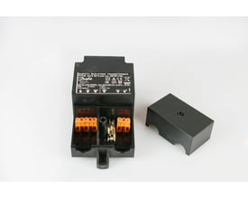 Danfoss ECA99 transformer med 24V AC forsyning, viser terminaler og en løs sort kappe på en hvid baggrund.