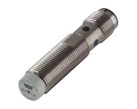 Carlo Gavazzi induktiv M12-aftaster med PNP NO og 10 mm detekteringsafstand, set skråt med gevindhus og sensorflade.