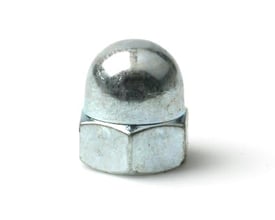 En enkelt Topmøtrik M8 i FZB stål, med DIN 1587 standard og en afrundet, beskyttende hætte.